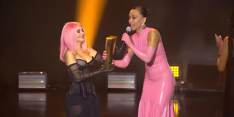 Nyvi recebe homenagem no Prêmio eSports Brasil